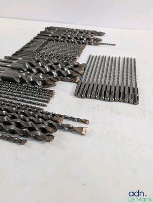 un grand nombre d'outils posés à même le sol