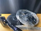 une image représentant une paire de ciseaux posée sur une table