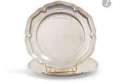 un plateau d'argent antique sur un support sur fond blanc