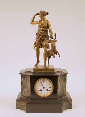 une statue représentant une femme tenant un chien et une horloge