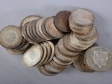 une pile de pièces de monnaie posée sur une table
