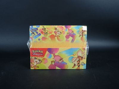 une boîte de cartes à collectionner Pokémon posée sur une table