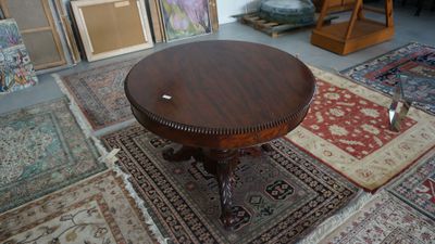 a table that is sitting on a rug in a room