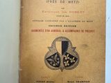 un vieux livre posé sur une table à côté d'un mur blanc