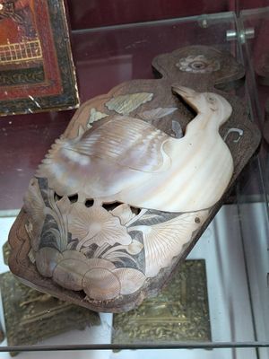 une vitrine en verre sur laquelle est posé un masque