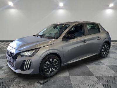 la voiture argentée est garée sur le sol à carreaux d'une pièce