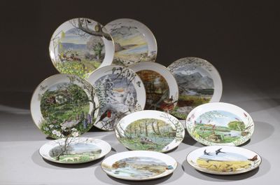 plusieurs assiettes à motifs différents sur une table