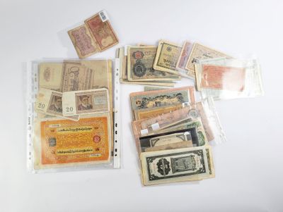 de nombreux types de papier-monnaie sur la table