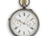 une montre de poche en argent avec des chiffres romains sur le cadran