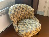 une chaise qui se trouve devant une fenêtre