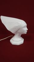 Lampe veilleuse en porcelaine blanche représentant une Victo… (photo 3)