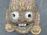 un masque posé sur une table