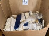 une boîte en carton remplie d'objets, posée sur un carton