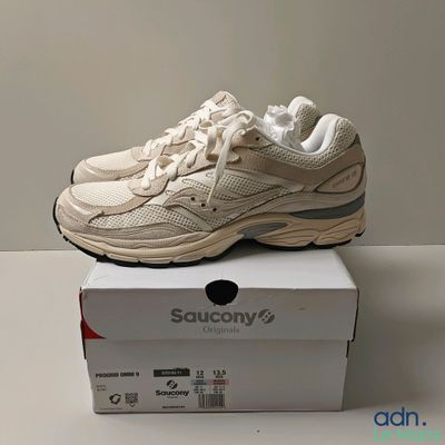 une paire de chaussures posée sur une boîte, elle-même posée sur une table