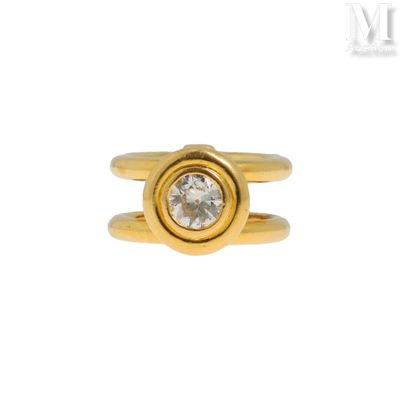 Gros plan sur une bague en or ornée d'un diamant