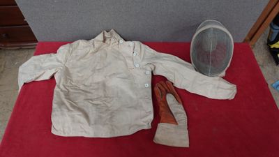 une veste blanche et une paire de chaussures marron posées sur une table rouge