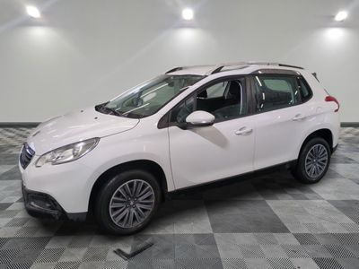 la voiture blanche est garée sur un sol en damier dans le garage