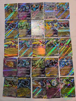 un tas de cartes pokemon posées sur une table