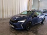 La voiture bleue est garée dans un garage avec d'autres voitures