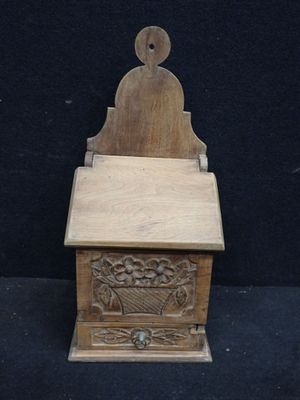 boîte en bois ornée d'un motif sculpté sur le couvercle, sur fond noir