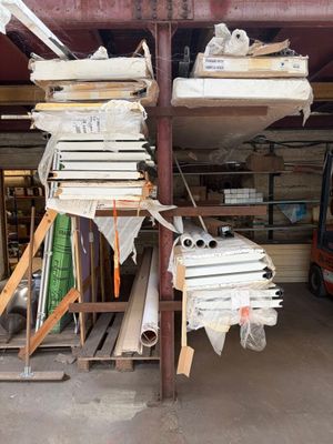 un camion garé à côté d'une pile de bois