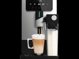 un gros plan sur une machine à café avec un verre de lait