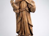 une vieille statue représentant une femme tenant un oiseau dans ses mains