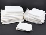 une pile de serviettes blanches posée sur une table noire