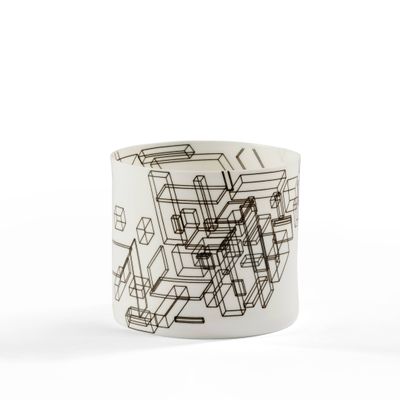 une tasse blanche ornée d'un motif en noir et blanc