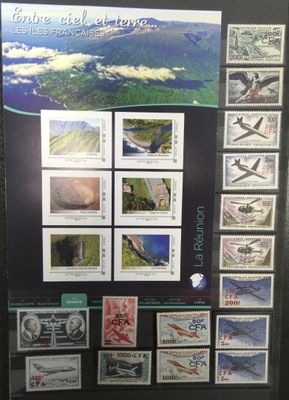 une photo montrant une collection de timbres accrochée au mur