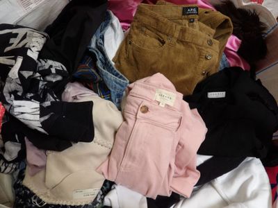 une pile de vêtements sur un lit