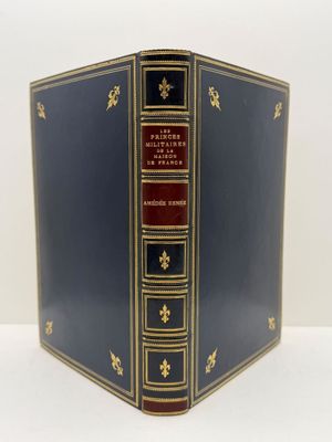 un vieux livre à la couverture bleue, rehaussée de dorures, sur un fond blanc