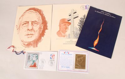 une collection de timbres et de cartes postales posée sur une table