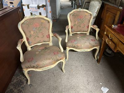 deux chaises assises l'une à côté de l'autre dans une pièce