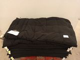 une pile de matelas noirs empilés les uns sur les autres