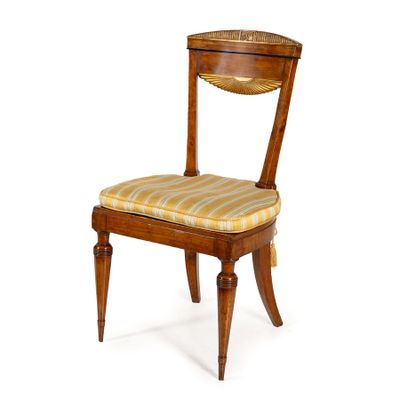 une image représentant une chaise en bois avec une assise et un dossier rayés