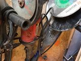 de nombreux outils divers qui traînent par terre