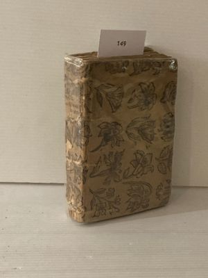 un bout de papier sur lequel est écrite une note, posé sur une table