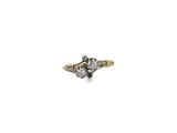 gros plan d'une bague en diamant sur fond blanc