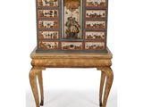 un vieux bureau en bois muni de tiroirs et surmonté d'un miroir