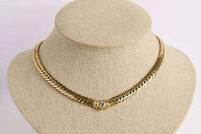 gros plan d'un collier sur un mannequin mannequin