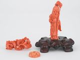figurine chinoise sculptée représentant une femme et deux autres figurines