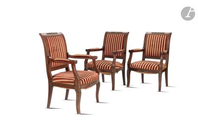 quatre chaises en bois avec des accoudoirs rembourrés à rayures