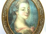 portrait d'une jeune femme en robe bleue, avec une rose dans les cheveux