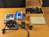 une machine à coudre posée sur une table à côté d'une boîte