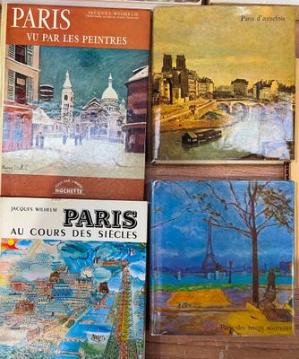 plusieurs livres sont empilés sur une table