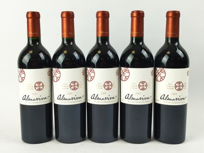 quatre bouteilles de vin rouge sont alignées