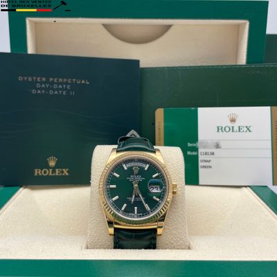 La montre Rolex est verte et dorée, avec un cadran vert.