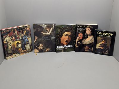 quatre livres exposés dans un coin d'une pièce