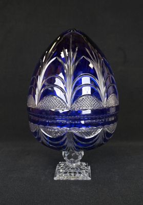 un récipient en verre de forme ovale orné d'un motif bleu et blanc